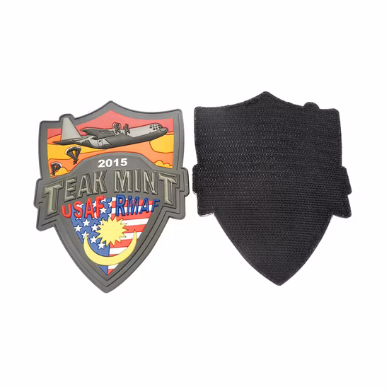 China Suprimentos de fábrica Acessórios de vestuário coloridos Desenhos animados Tiger Flower PVC Logo Borracha Etiqueta personalizada Uniforme personalizado Patch tático